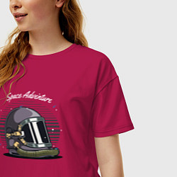 Футболка оверсайз женская Скафандр космонавта, цвет: маджента — фото 2