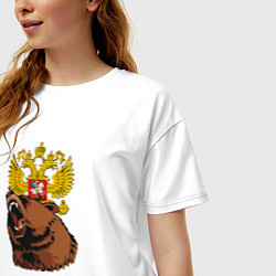 Футболка оверсайз женская Патриотичный медведь на фоне герба, цвет: белый — фото 2