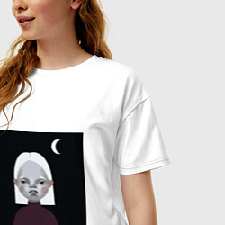 Футболка оверсайз женская Девочка блондинка под месяцем на чёрном фоне, цвет: белый — фото 2
