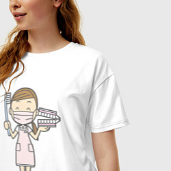 Футболка оверсайз женская Врач-стоматолог держит щётку и челюсть, цвет: белый — фото 2