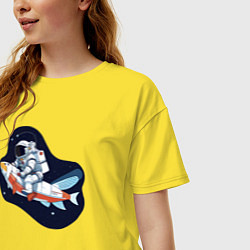 Футболка оверсайз женская Космонавт на рыбе, цвет: желтый — фото 2