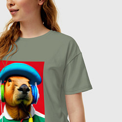 Футболка оверсайз женская Капибара в наушниках и шляпе - нейросеть, цвет: авокадо — фото 2