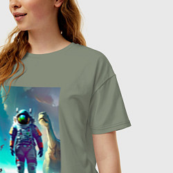 Футболка оверсайз женская Космонавт на планете динозавров - нейросеть, цвет: авокадо — фото 2