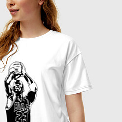 Футболка оверсайз женская Майкл Джордан бросает мяч, цвет: белый — фото 2
