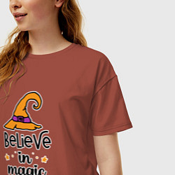 Футболка оверсайз женская Believe in magic ведьмина шляпа хэллоуин, цвет: кирпичный — фото 2