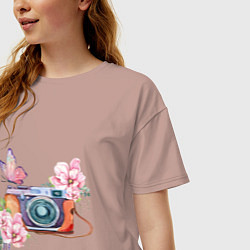 Футболка оверсайз женская Фотоаппарат в цветах и бабочки, цвет: пыльно-розовый — фото 2