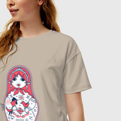 Футболка оверсайз женская Матрешка с красным петухом по мотивам мезенской ро, цвет: миндальный — фото 2