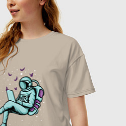 Футболка оверсайз женская Космонавт работает за ноутбуком, цвет: миндальный — фото 2