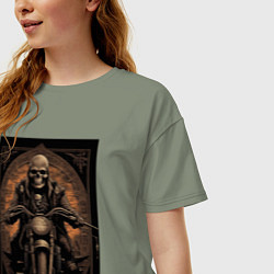 Футболка оверсайз женская Старый скелет едет на старом мотоцикле, цвет: авокадо — фото 2