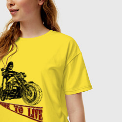 Футболка оверсайз женская Байкер на мотоцикле - череп, цвет: желтый — фото 2