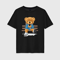 Футболка оверсайз женская Плюшевый медведь на скамейке, цвет: черный