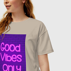 Футболка оверсайз женская Неоновая надпись good vibes only и кирпичная стена, цвет: миндальный — фото 2