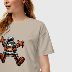 Футболка оверсайз женская Космонавт в пространстве, цвет: миндальный — фото 2