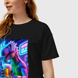 Футболка оверсайз женская Неоновый пивозавр за барной стойкой - нейроарт, цвет: черный — фото 2