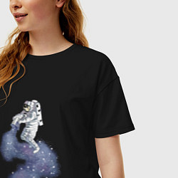 Футболка оверсайз женская Космонавт астронавт украшает футболку космосом, цвет: черный — фото 2