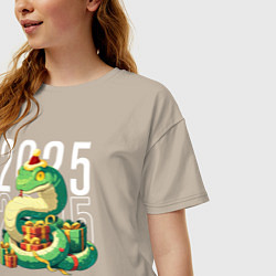 Футболка оверсайз женская Новогодняя зелёная змея 2025, цвет: миндальный — фото 2