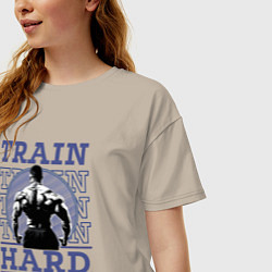 Футболка оверсайз женская Бодибилдер культурист со спины на светлом, цвет: миндальный — фото 2