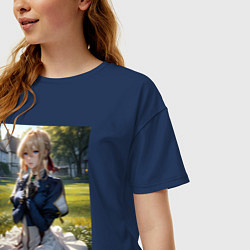 Футболка оверсайз женская Вайолет Эвергарден на лугу, цвет: тёмно-синий — фото 2