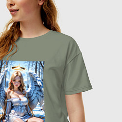 Футболка оверсайз женская Девушка-ангел на снегу в лесу, цвет: авокадо — фото 2