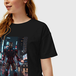 Футболка оверсайз женская Железный человек посреди ночного города, цвет: черный — фото 2