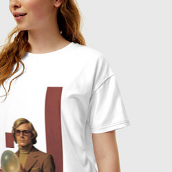 Футболка оверсайз женская Мужчина блондин с магическим шаром ретрофутуризм п, цвет: белый — фото 2