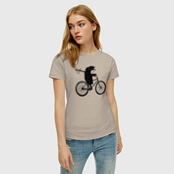 Футболка хлопковая женская Ежик на велосипеде, цвет: миндальный — фото 2