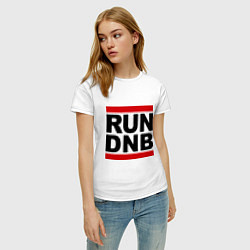 Футболка хлопковая женская RUN DNB, цвет: белый — фото 2