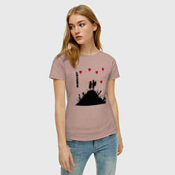 Футболка хлопковая женская Banksy Бэнкси мальчик и девочка на горе оружия, цвет: пыльно-розовый — фото 2