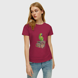 Футболка хлопковая женская Зеленый попугай на сундуке с сокровищами, цвет: маджента — фото 2