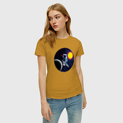 Футболка хлопковая женская Космонавт в невесомости, цвет: горчичный — фото 2