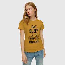 Футболка хлопковая женская Eat sleep bike repeat, цвет: горчичный — фото 2