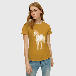 Футболка хлопковая женская Белая лошадь стоит, цвет: горчичный — фото 2