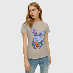 Футболка хлопковая женская Кролик хрумает морковку, цвет: миндальный — фото 2