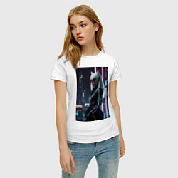 Футболка хлопковая женская Девушка с кошачьими ушами стоит на фоне небоскребо, цвет: белый — фото 2