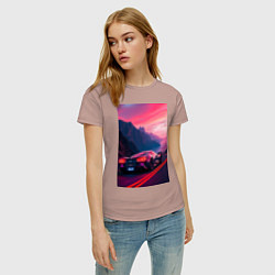 Футболка хлопковая женская Суперкар едет около океана, цвет: пыльно-розовый — фото 2