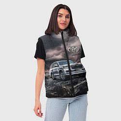 Женский жилет Toyota Land Cruiser 200 среди скал, цвет: 3D-красный — фото 2