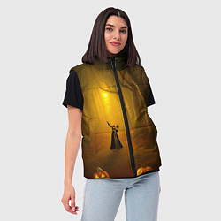 Женский жилет Ведьма в черном платье в заколдованном лесу с тыкв, цвет: 3D-красный — фото 2