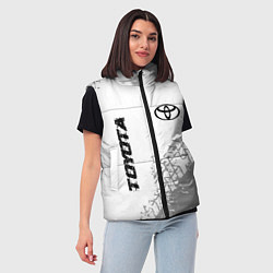Женский жилет Toyota speed на светлом фоне со следами шин: надпи, цвет: 3D-черный — фото 2