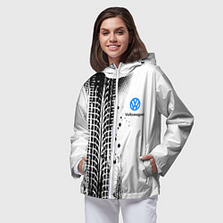 Ветровка с капюшоном женская Фольксваген - следы от шин, цвет: 3D-белый — фото 2