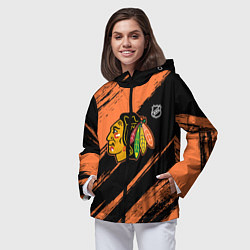 Ветровка с капюшоном женская Чикаго Блэкхокс - фон с оранжевыми потертостами, цвет: 3D-черный — фото 2